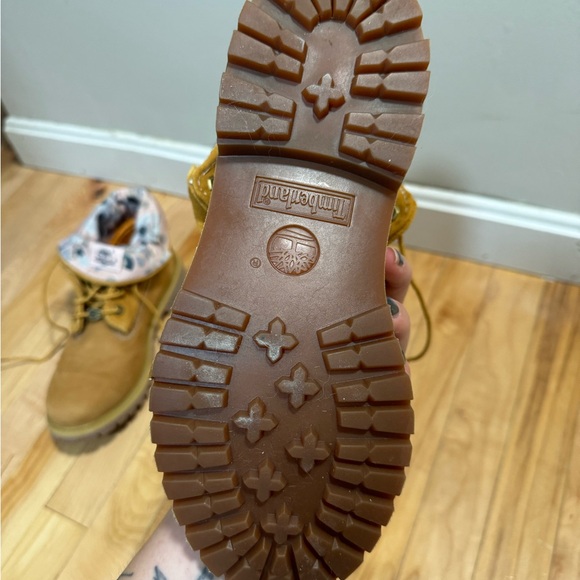 Timberland Roll Top Pink Camo Wheat Colored Boots - Picture 4 of 11